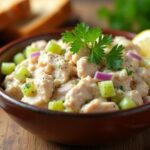 salada-de-atum-deliciosa-e-cremosa-sem-cozimento-com-poucos-ingredientes-pronta-para-misturar-e-serv